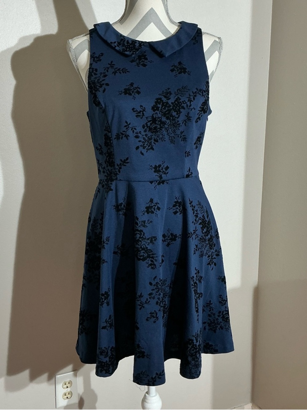 LC Lauren Conrad Sz 10 Navy and Black Floral  Dress